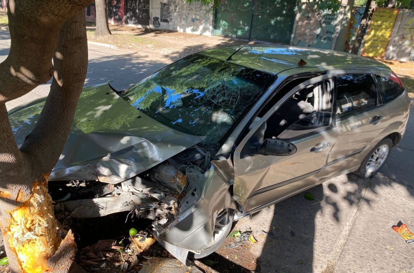 Impactante choque en zona sudoeste perdió el control del auto y chocó