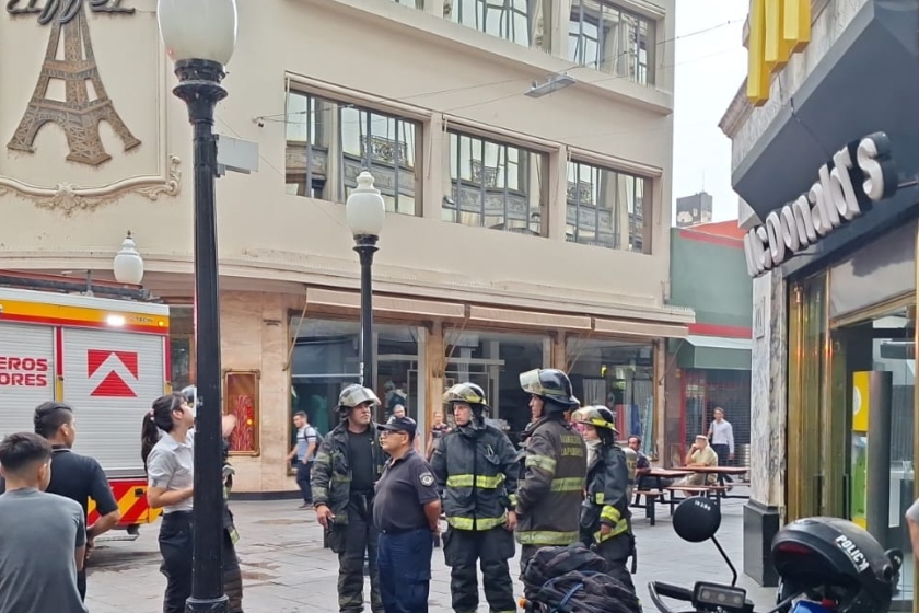 Principio de incendio en un local de comida rápida del microcentro