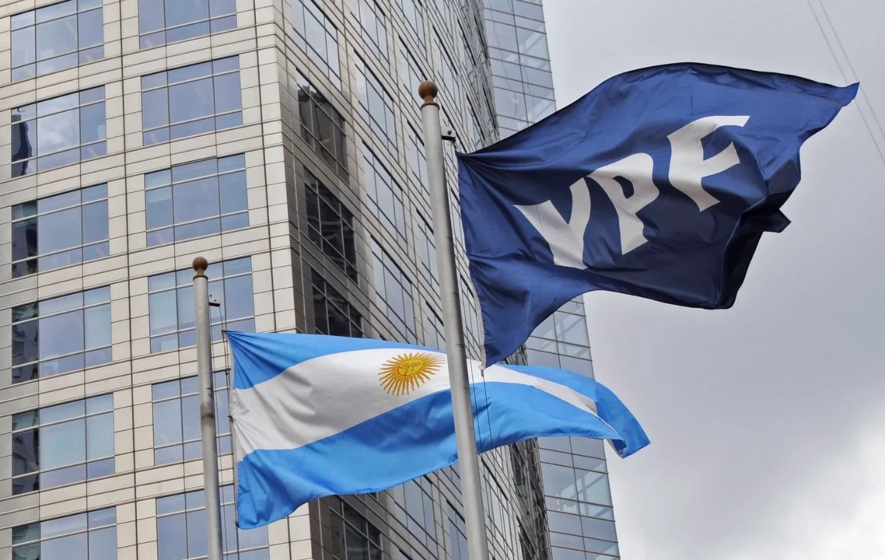 YPF usará <b>inteligencia artificial</b> para modificar el precio del combustible según la hora thumbnail