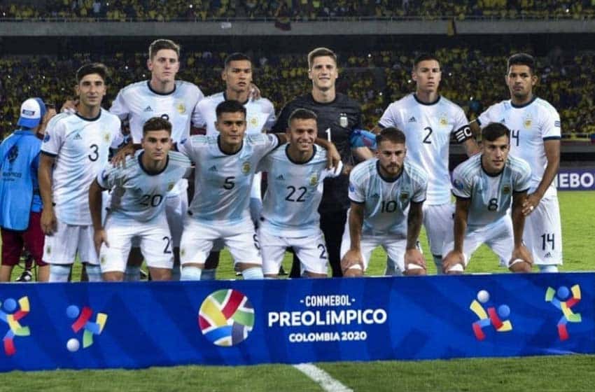 Argentina enfrenta al líder Chile, buscando un triunfo para alcanzarlo
