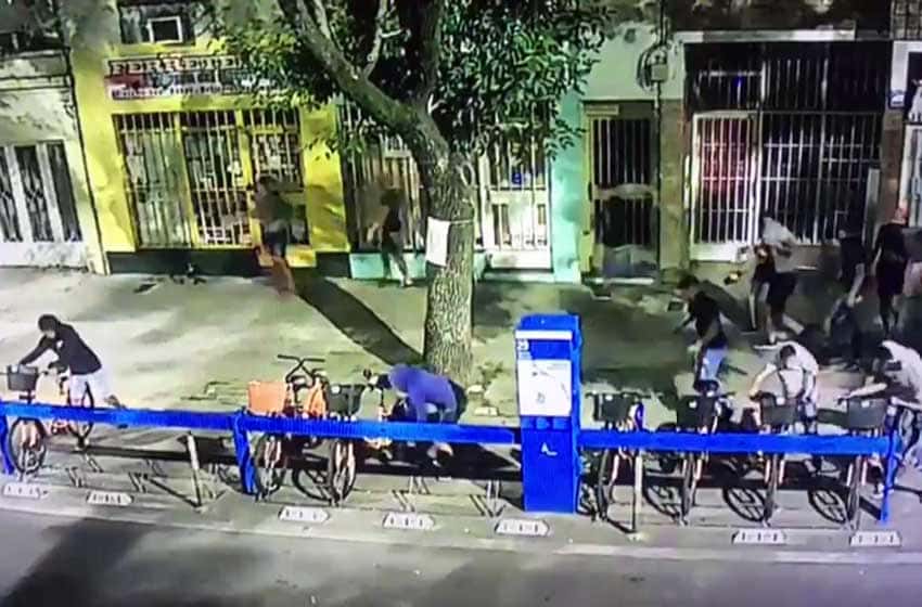 Patadas, golpes y destrozos: difunden un video de una patota vandalizando bicicletas públicas