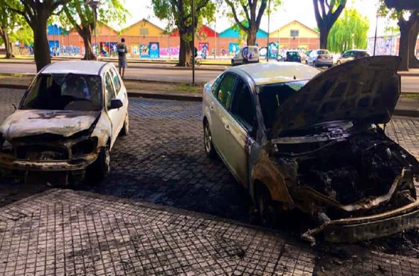Quemaron dos autos en la zona centro y dejaron carteles intimidatorios: «No se metan con Raúl»