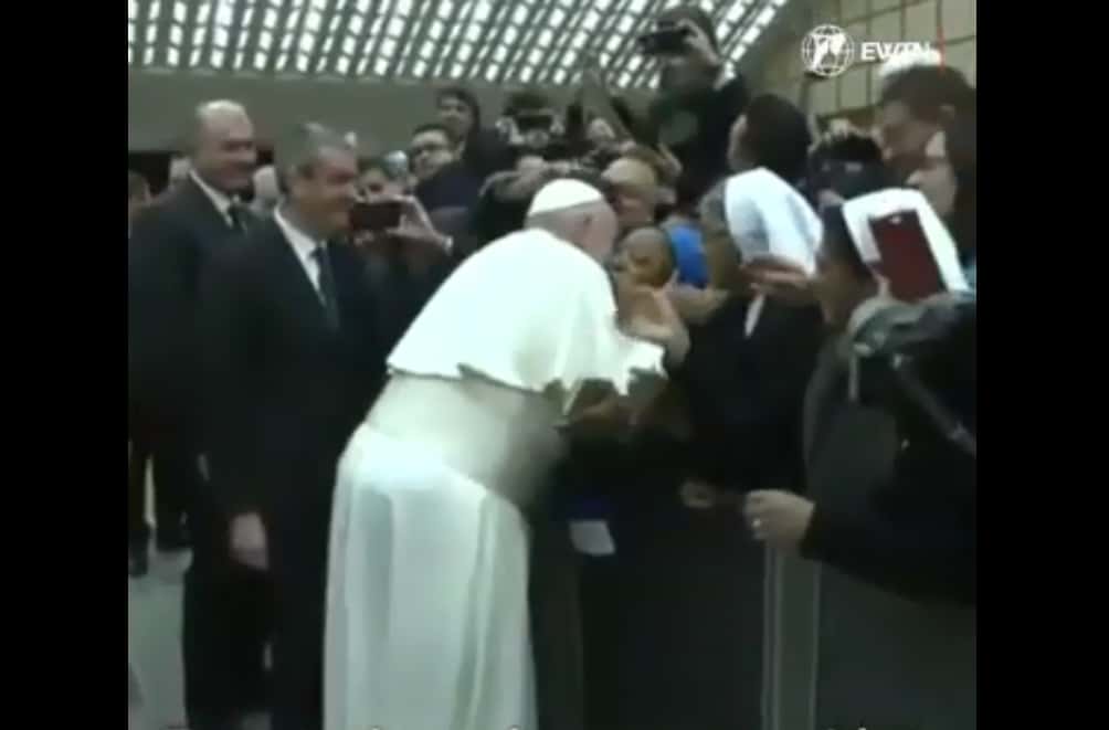 “Te daré un beso, pero tú tranquila. ¡No me muerdas!”, la broma del papa Francisco a una religiosa