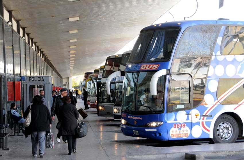 Los servicios de transporte de pasajeros interurbanos de media y larga distancia seguirán suspendidos hasta fines de abril