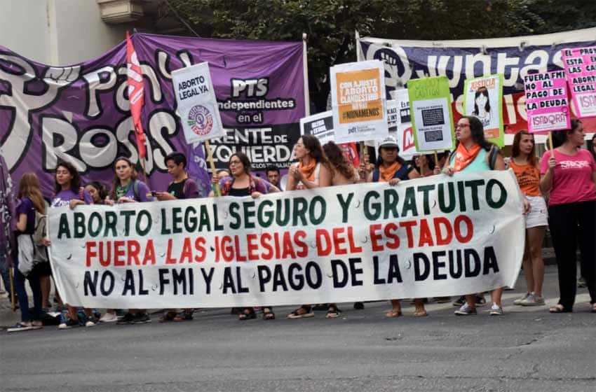 Organizaciones feministas marcharon hacia el Episcopado en reclamo por la legalización del aborto