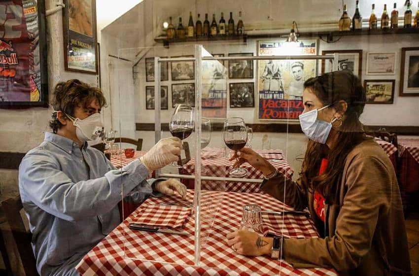 La pandemia se va acabando: Italia eliminaría la utilización de barbijos en lugares cerrados