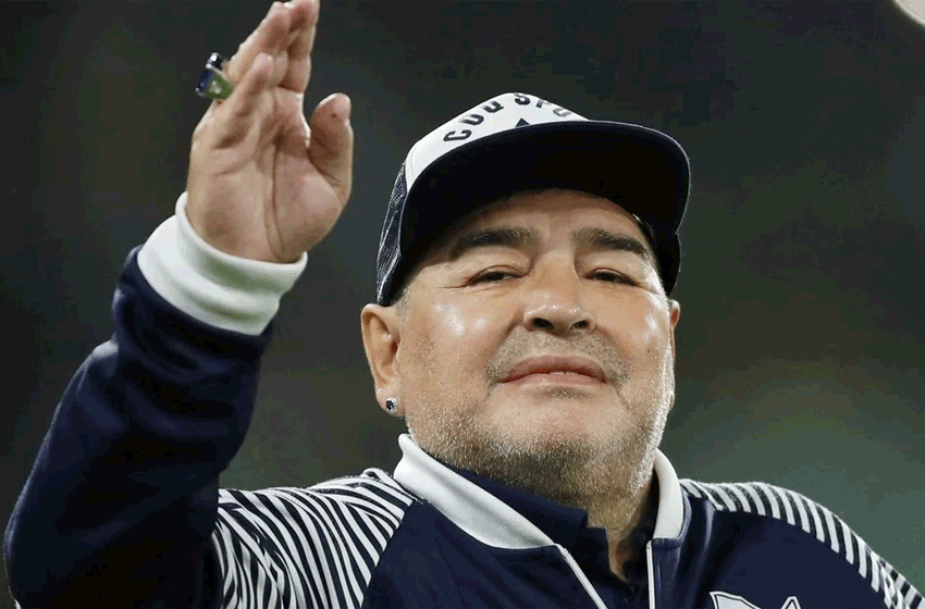 Después de varios idas y vueltas, Maradona renovó su contrato en Gimnasia