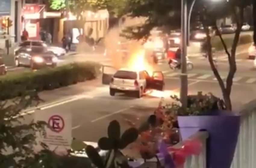 Pánico en zona centro: se incendió un auto que circulaba por avenida Pellegrini