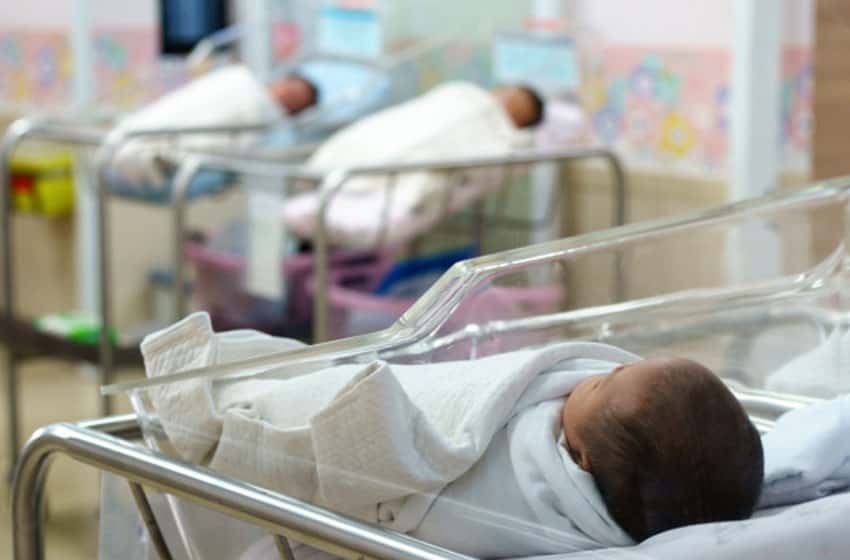 Llamativo: dos bebés recién nacidos dieron positivo de coronavirus y sus madres no
