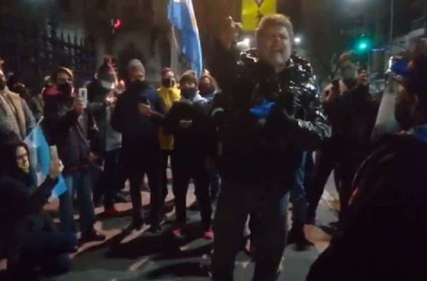 Video: Alfredo Casero encabezó una eufórica manifestación que terminó en insulto a los gritos contra Alberto Fernández