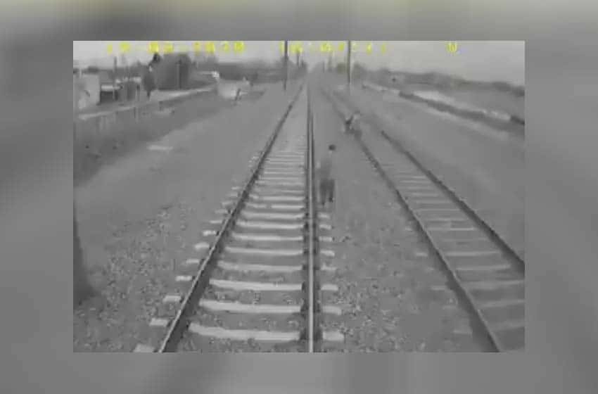 ¿Ángel de la guarda?: un maquinista frenó el tren y le salvó la vida a un nene que jugaba en las vías