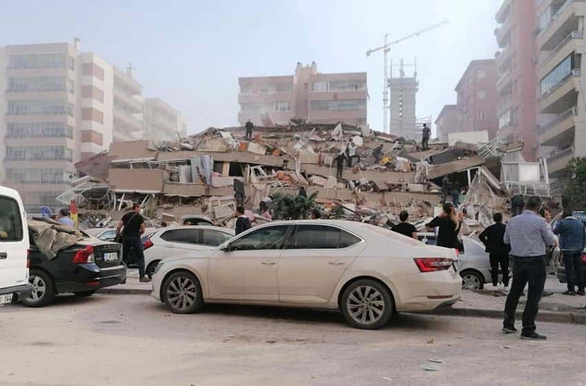 Sismo y tsunami en Turquía: al menos 8 muertos, 120 heridos y personas atrapadas bajo los escombros