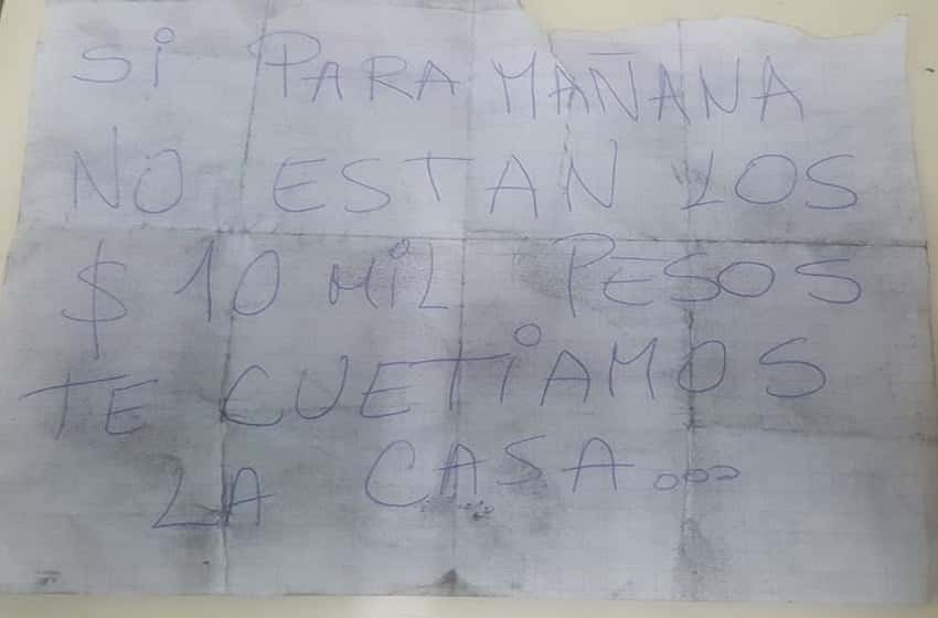Balearon una vivienda y dejaron una nota amenazante: “Si para mañana no están los 10 mil pesos, te cuetiamos la casa”