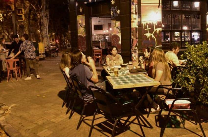 Lo que se viene en Rosario: los bares seguirían funcionando como hasta ahora, pero se restringiría la circulación vehicular
