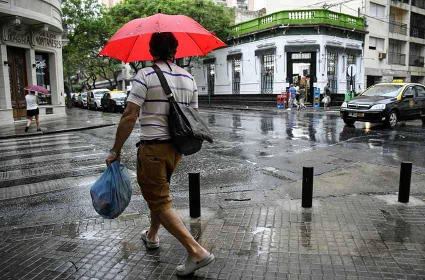 Llueve en Rosario y sigue vigente el alerta por fuertes tormentas