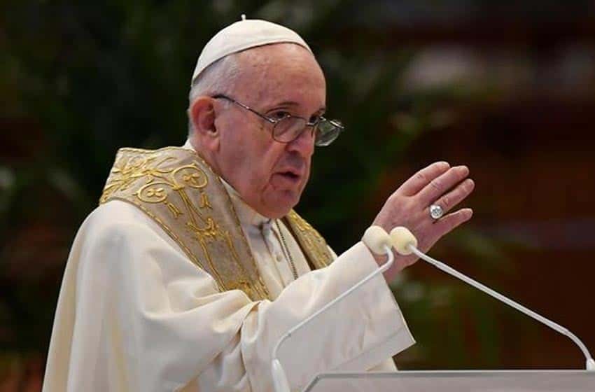 El Papa le expresó su «profundo dolor» a Zelensky por el ataque ruso a Ucrania
