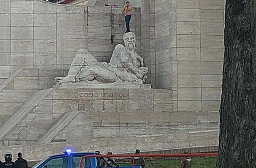 Un hombre amenazó con tirarse del Monumento a la Bandera