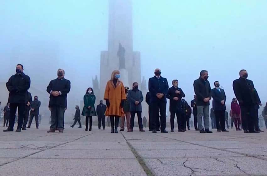 Bajo una intensa niebla, Rosario celebró el Día de la Bandera