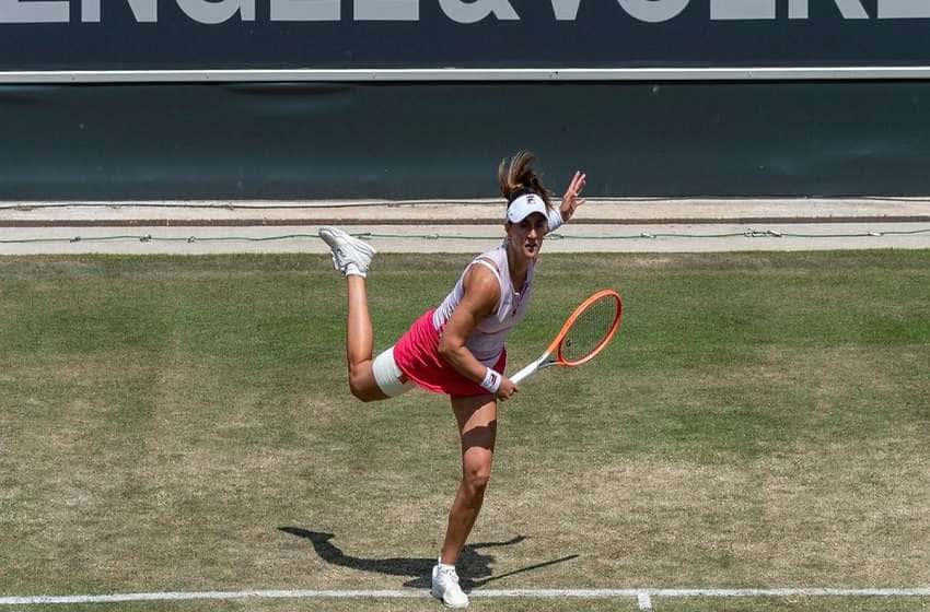 Nadia Podoroska remontó una desventaja en el segundo set y ganó en su debut absoluto en Wimbledon