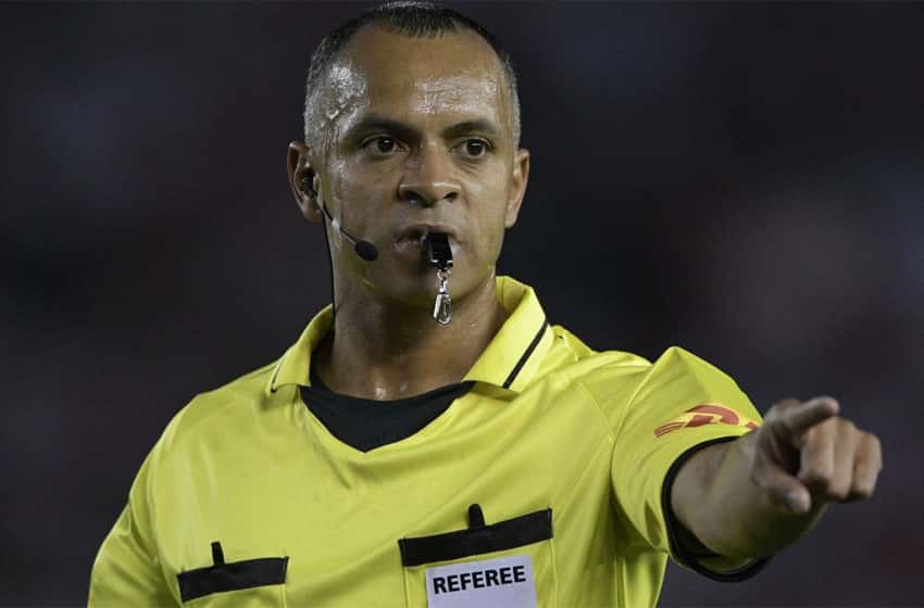 Wilton Sampaio será el árbitro para el duelo entre Argentina y Ecuador