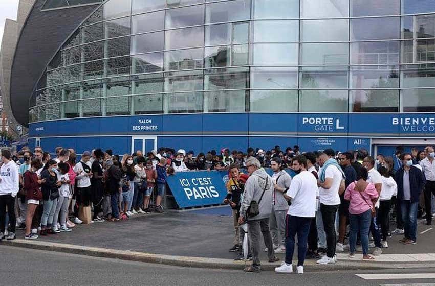 Fanáticos del PSG aguardan la llegada de Messi en la puerta del aeropuerto