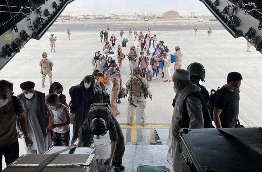 Afganistán: continúa la evacuación de extranjeros y afganos en el aeropuerto de Kabul