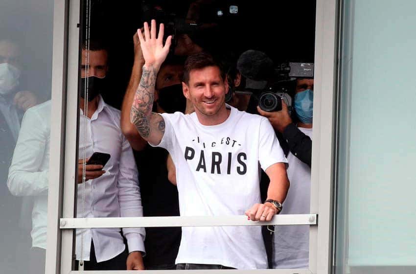 Lionel Messi llegó a París para firmar con el PSG