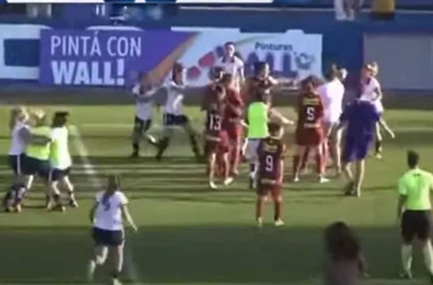 La debacle total: un partido de fútbol femenino terminó en una batalla campal