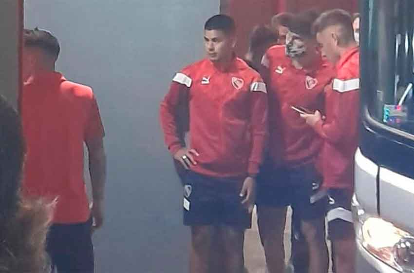 Barrabravas se metieron al vestuario de Independiente e increparon a los jugadores
