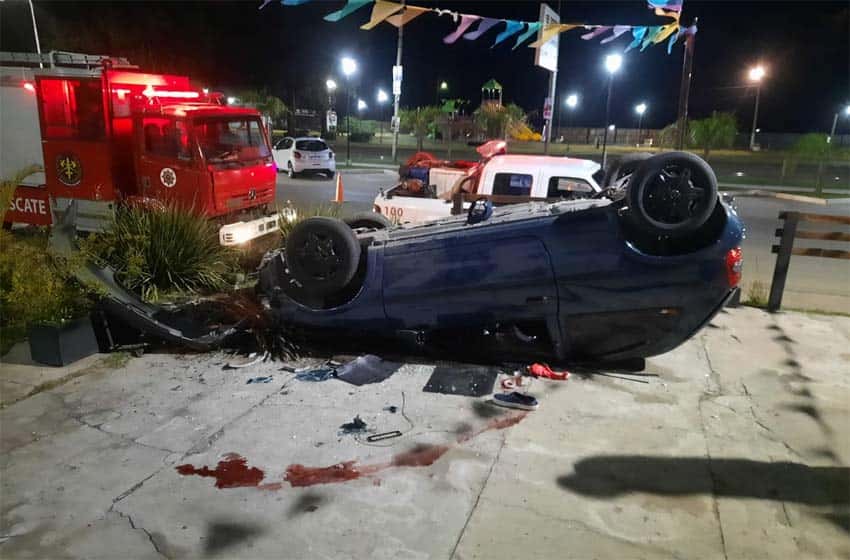 Tragedia en pleno centro de Fray Luis Beltrán: un joven tumbó con su auto y falleció en el acto