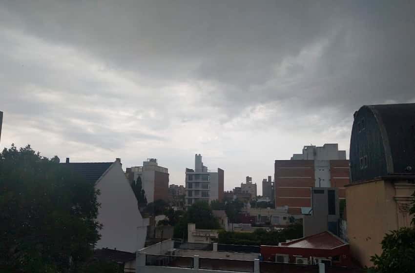 Jueves fresco y nublado con anuncio de lloviznas en Rosario