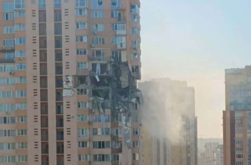 Pánico en Ucrania: combates en las calles de Kiev y un edificio alcanzado por los misiles rusos