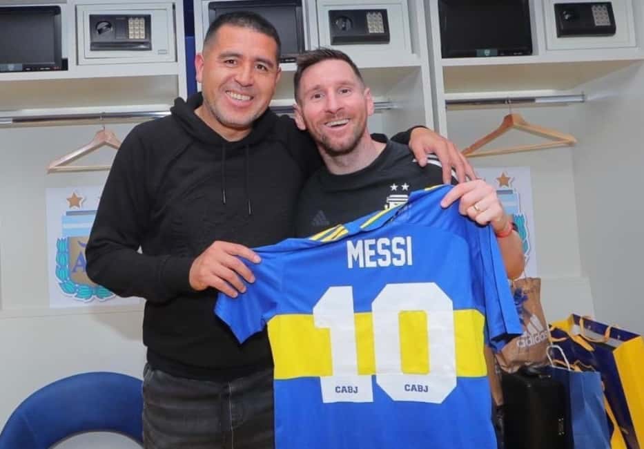 Un regalo muy especial: Lionel Messi posó con la camiseta de Boca