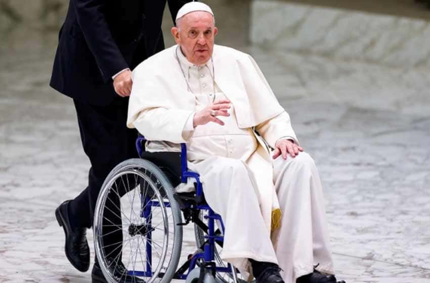 Hospitalizaron al papa Francisco en Roma por una gripe