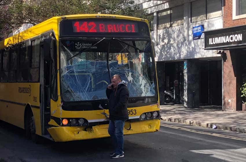 Dos colectivos chocaron en pleno centro de Rosario y una persona terminó herida