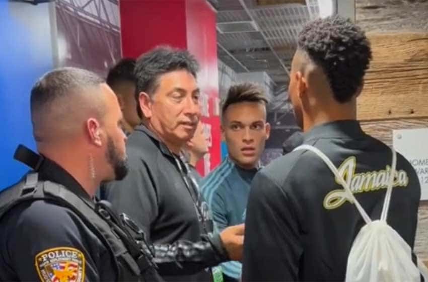 Video: un jugador de Jamaica fue al vestuario de Argentina, pidió una camiseta y se la negaron
