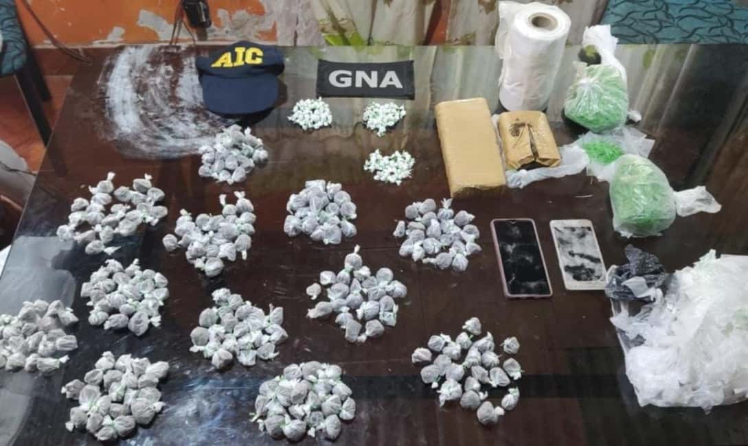 Secuestraron casi 500 envoltorios de marihuana y cocaína en barrio Tablada