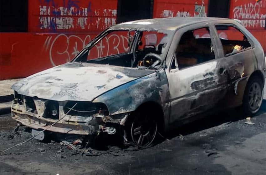 Tensión en pleno centro: un auto se incendió mientras circulaba