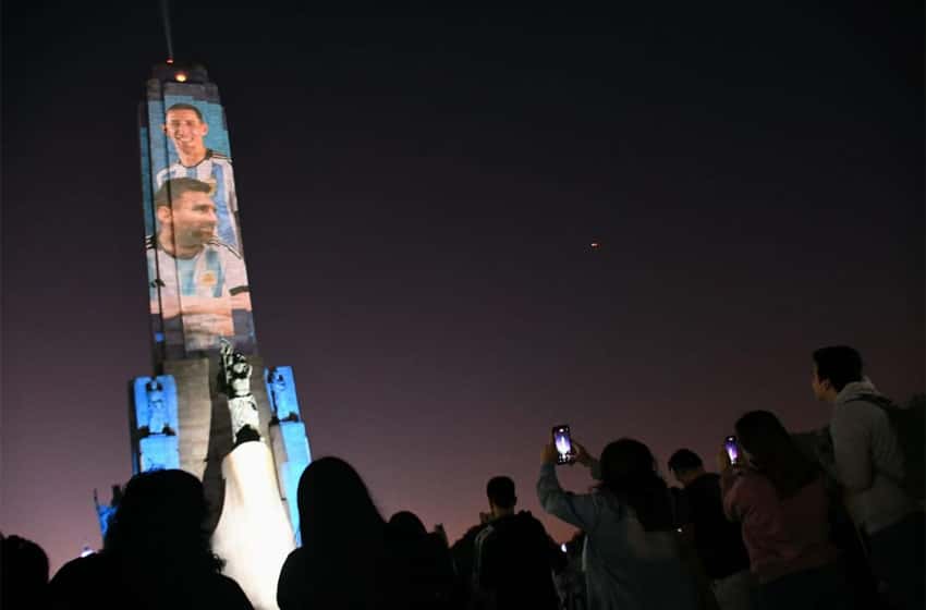 El Monumento a la Bandera se iluminará en homenaje a los campeones del mundo Messi y Di María