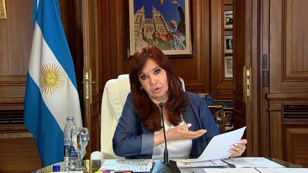 La tajante respuesta de Cristina Kirchner a Caputo: “No es el primero de su familia que intenta hacerme callar”