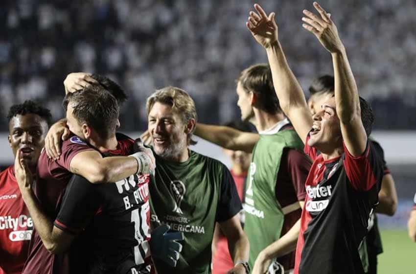 Heinze, tras el triunfo histórico de Newells en Brasil: «Este grupo entrega el corazón y representan al club como se merece»
