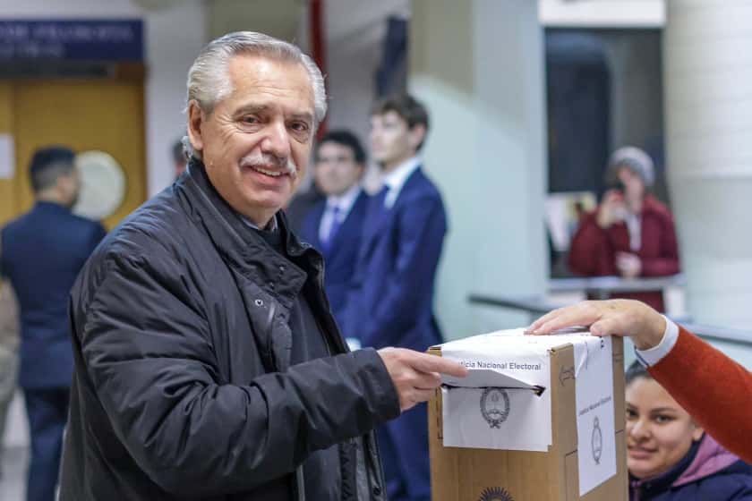 Alberto Fernández ejerció su voto y anticipó una segunda vuelta