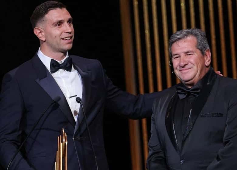 «Dibu» Martínez ganó el premio Yashin al mejor arquero del mundo