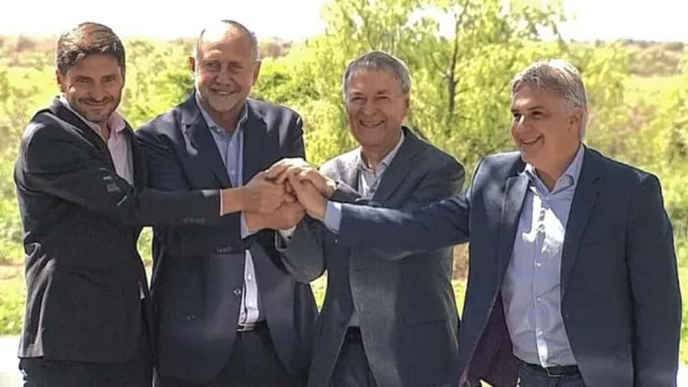 Primera foto oficial de la transición: Perotti y Pullaro firmaron el contrato para el inicio del acueducto interprovincial con Córdoba