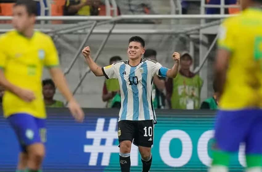 Mundial Sub-17: con un Diablito Echeverri encendido, Argentina goleó a Brasil y paso a semis
