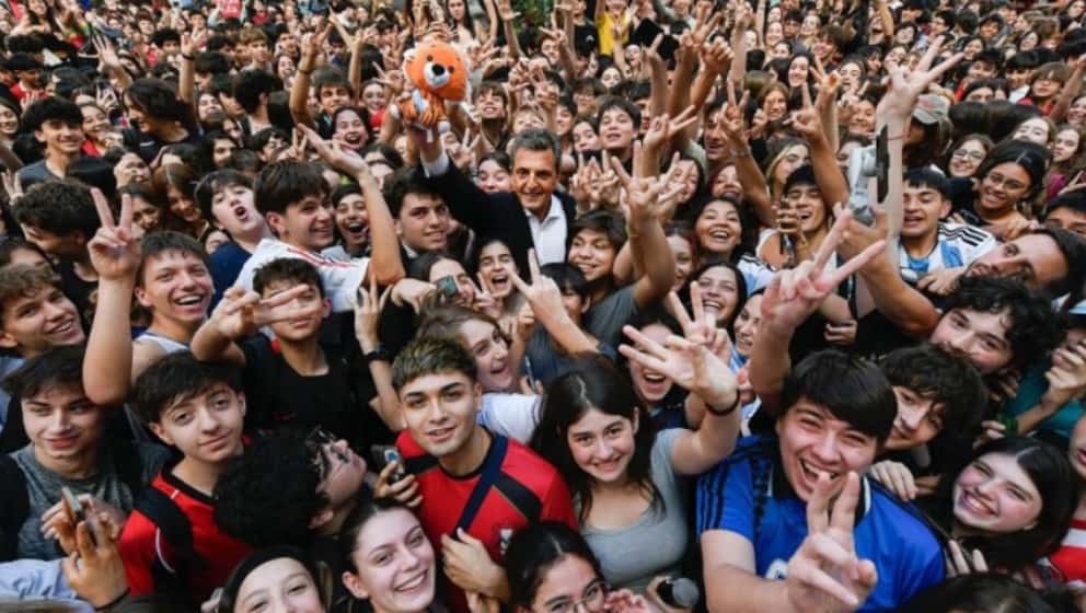 Massa visitó el colegio Carlos Pellegrini, de la ciudad de Buenos Aires, en el cierre de su campaña
