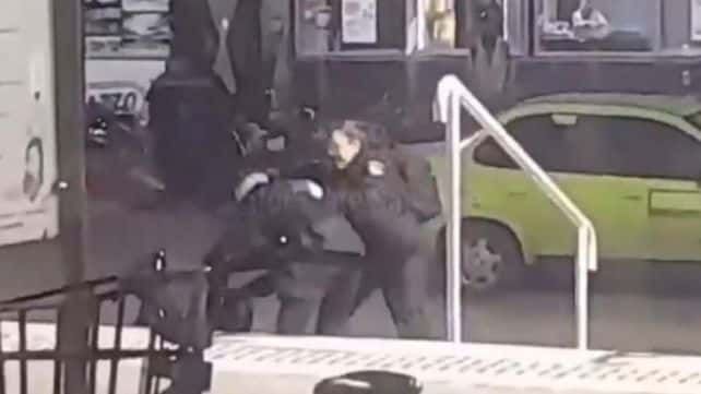 Video: dos agentes policiales se cruzaron a puñetazos en Santa Fe