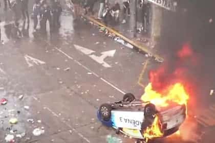 Disturbios en el Congreso por la Ley Bases: enfrentamientos, dos vehículos incendiados y ya hay 27 detenidos