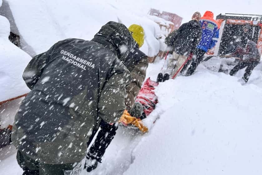 Dramático rescate de gendarmes en la nieve tras el vuelco de un camión