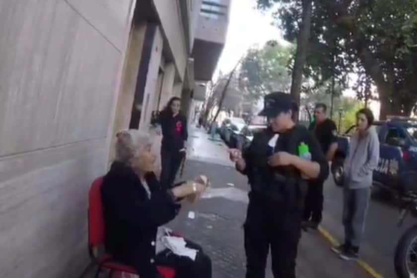 Policía ayudó a una mujer en situación de calle a través de lenguaje de señas